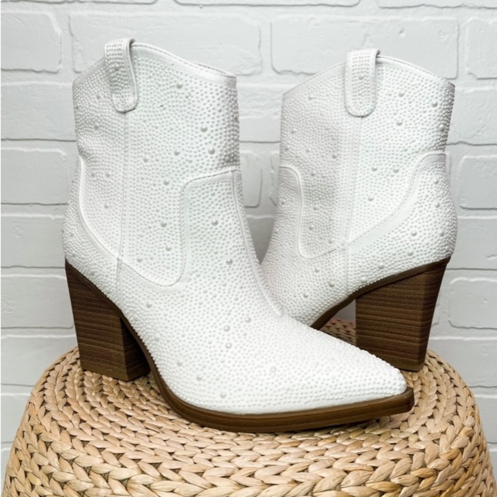 MIA Dawson Studded Boots color White, size 8.5. New in Box